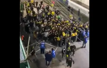 La violenta entrada de hinchas de Peñarol en el estadio de Defensa y Justicia