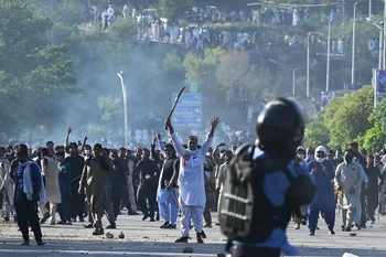 Partidarios del Pakistán Tehreek-e-Insaf se enfrentan a la Policía en las calles de Islamabad.  
