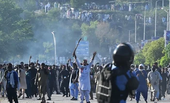 Partidarios del Pakistán Tehreek-e-Insaf se enfrentan a la Policía en las calles de Islamabad.  