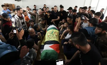 Varias personas llevan el cuerpo de uno de los palestinos asesinados