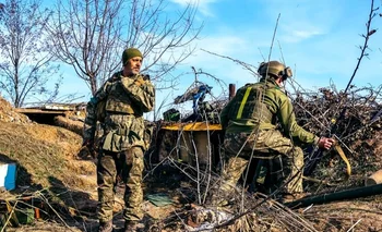 Un grupo de soldados ucranianos de unidad antiaérea cerca de la ciudad de Bajmut