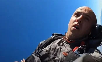 Trevor Jacob saltó de un avión sobre las montañas en California en 2021.