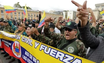 Militares y policías retirados protestan contra el gobierno de Gustavo Petro en Colombia