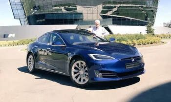 Orlando Dovat con su Tesla SP 90D, que indicó fue el primero de esa marca en Uruguay