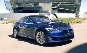Orlando Dovat con su Tesla SP 90D, que indicó fue el primero de esa marca en Uruguay