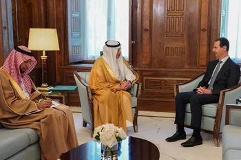El presidente sirio Bashar al Ássad en una reunión con funcionarios árabes