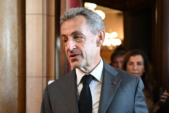 De gris y con semblante serio, Sarkozy abandonó el palacio de Justicia de París sin hacer declaraciones