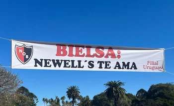 Pancarta para Marcelo Bielsa frente al Estadio Centenario