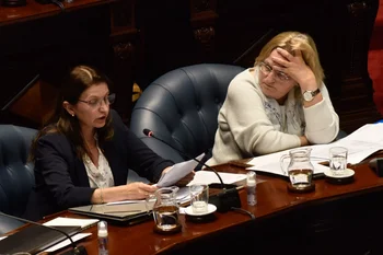 La ministra de Salud Pública, Karina Rando, y Graciela Bianchi, durante la interpelación en el Senado