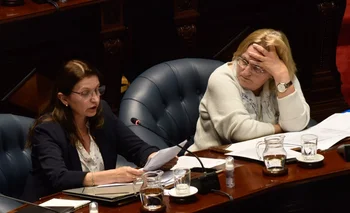 La ministra de Salud Pública, Karina Rando, y Graciela Bianchi, durante la interpelación en el Senado