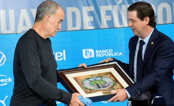 Marcelo Bielsa, nuevo entrenador de Uruguay, e Ignacio Alonso, presidente de la AUF