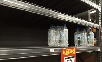 Góndola del supermercado TaTa con los últimos sifones de agua con gas
