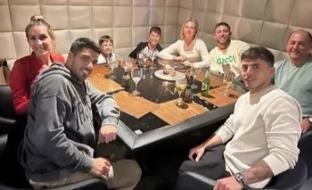 La cena de Felipe Carballo y Luis Suárez con sus familias
