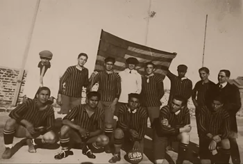 Los estudiantes de la Escuela Nacional de Artes y Oficios formados como equipo y con la bandera que le regalaron los jugadores campeones uruguayos con Peñarol en 1905
