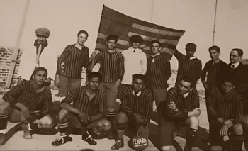 Los estudiantes de la Escuela Nacional de Artes y Oficios formados como equipo y con la bandera que le regalaron los jugadores campeones uruguayos con Peñarol en 1905