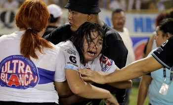 Momentos muy feos se vivieron en un estadio de El Salvador