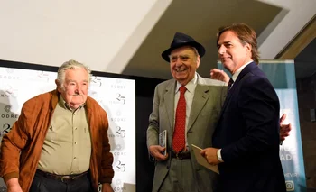 Lacalle saludando a Sanguinetti y Mujica