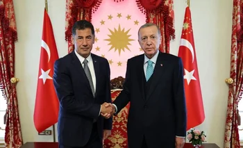 Un acuerdo entre derechas: Sinan Ogan y Recep Tayyip Erdogan se unen para la segunda vuelta electoral en Turquía.
