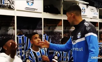 Un compañero le pidió la camiseta a Luis Suárez en el vestuario tras el triunfo ante Internacional de Porto Alegre en el clásico gaúcho