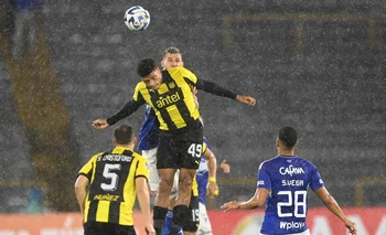 Bruno Betancor en Millonarios vs Peñarol en la Copa Sudamericana bajo lluvia torrencial