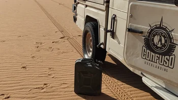La camioneta Confuso en el desierto del Sahara
