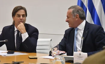 Luis Lacalle Pou y Álvaro Delgado durante el Consejo de Ministros de este miércoles