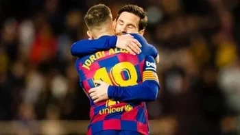 Messi y Jordi Alba, abrazados después de uno de sus triunfos históricos en el Barcelona.