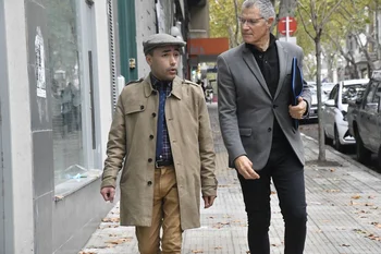 Sebastián Mauvezin llegó acompañado de su abogado, Juan Carlos Fernández Lecchini