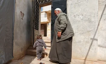 Hibatullah, una niña abandonada, tiene tres años y llama “abuelo” a Ibrahim Osman, el hombre que la adoptó como propia salvándola
