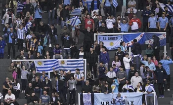 Hinchas uruguayos en La Plata