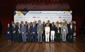 El Rey Felipe VI junto a los empresarios que exponen en CEAPI