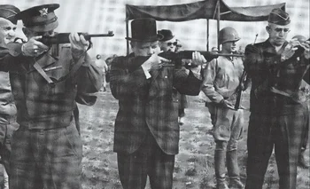 Dwight Einsenhower, Winston Churchill y Omar Bradley tiran al blanco con carabinas M-1 poco antes del Día D