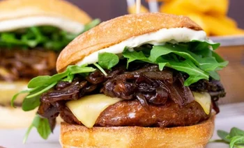 Empresas comenzaron a mezclar ingredientes de origen vegetal como soja y otros granos con 20% de células de carne cultivada para hacer una hamburguesa “híbrida”.