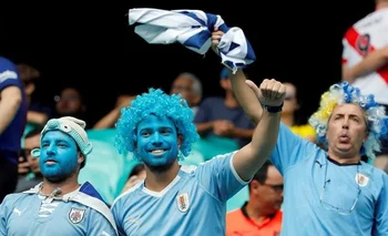 Hinchas alientan a la selección uruguaya (archivo).