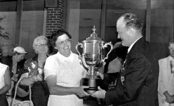 Fay Crocker recibiendo la copa tras haber ganado el US Open en Wichita, Kansas, en 1955