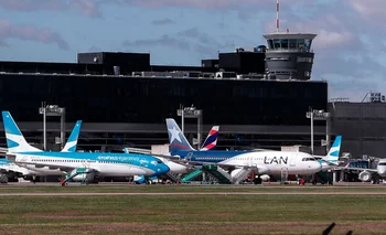 Archivo. Un avión de Aerolineas Argentina y uno de Latan