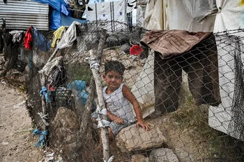 Un niño en un campamento improvisado cerca del campo de refugiados de Moria, en Grecia