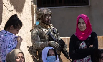 Un soldado estadounidense junto a ciudadanos del norte de Siria