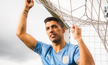 Suárez posa con la última camiseta celeste y las cuatro estrellas