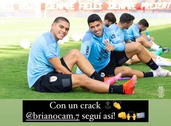 Brian Ocampo y Luis Suárez, sonrientes en la práctica