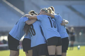 Las uruguayas celebran el primer gol de la celeste