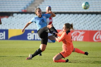 Luciana Gómez define frente a la golera rival