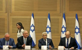 De izquierda a derecha:  Avigdor Lieberman (ministro de Finanzas),  Benny Gantz (ministro de Defensa), Yair Lapid (ministro de Asuntos Exteriores) y Naftali Bennet (primer ministro)
