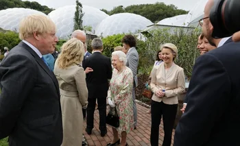 Jill Biden eligió una gabardina de Gabriela Hearst para conocer a la reina Isabel II