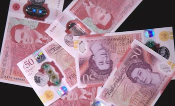 Billetes de 50 libras con la imagen de la fallecida reina Elizabeth II