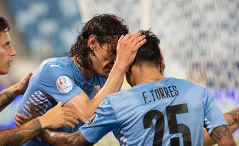 Edinson Cavani y Facundo Torres celebran el gol del jugador de Manchester United ante Bolivia