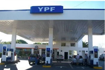 YPF aumenta la nafta y el gasoil otro 10% en medio de la transición política