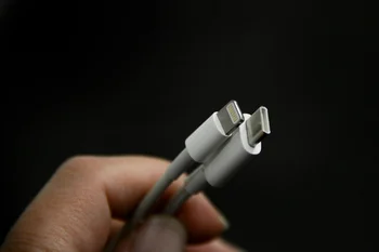 El cargador Lightning de Apple y el USB-C