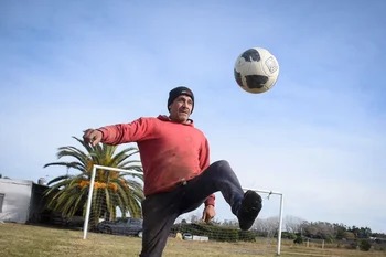Morán sigue jugando al fútbol con 60 años