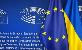 La bandera ucraniana junto a la de la UE en el Parlamento Europeo